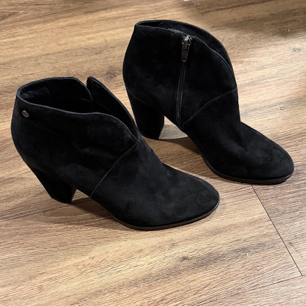 206 Collective Black Ankle Booties